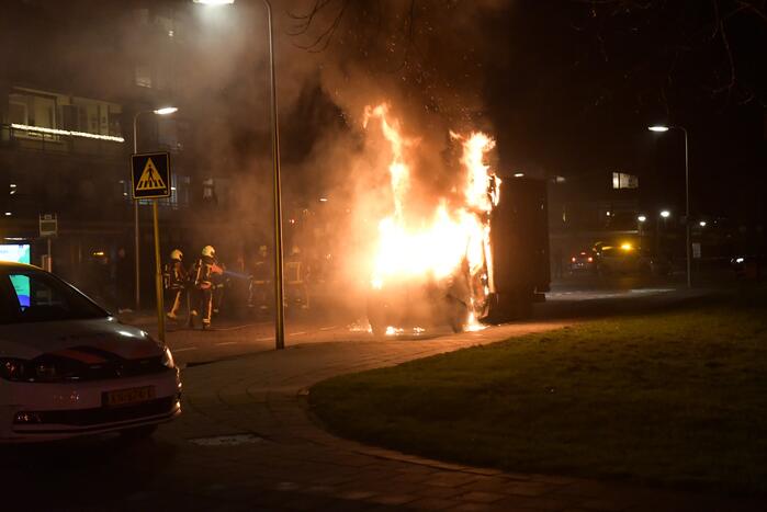 Bestelbus volledig uitgebrand