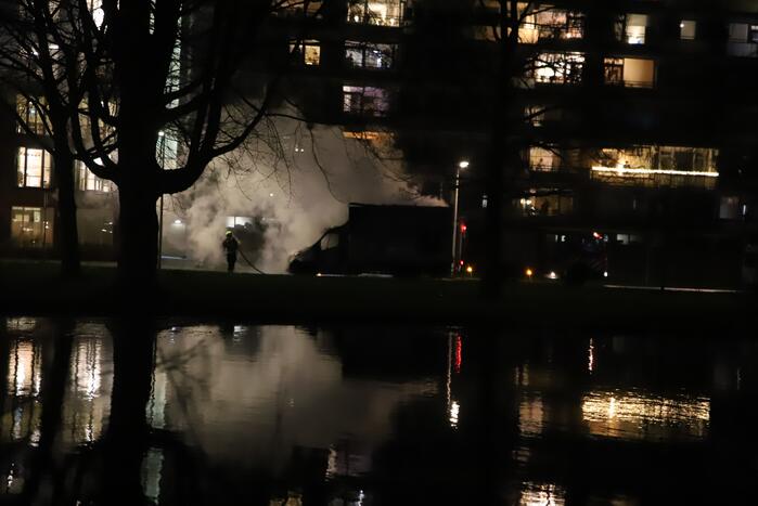 Bestelbus volledig uitgebrand