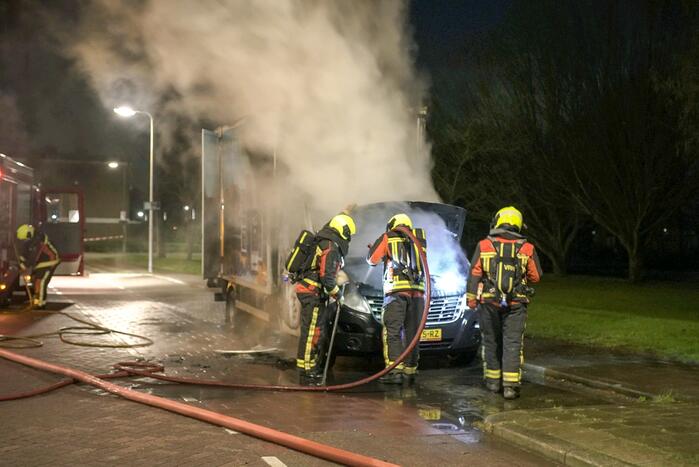 Bestelbus volledig uitgebrand