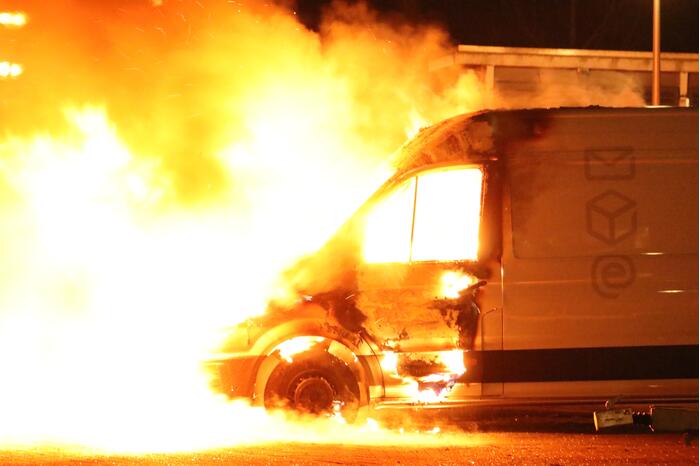 Bestelbus van Postnl uitgebrand