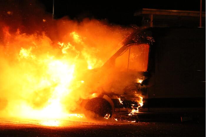 Bestelbus van Postnl uitgebrand