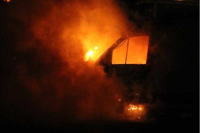 Bestelbus van Postnl uitgebrand