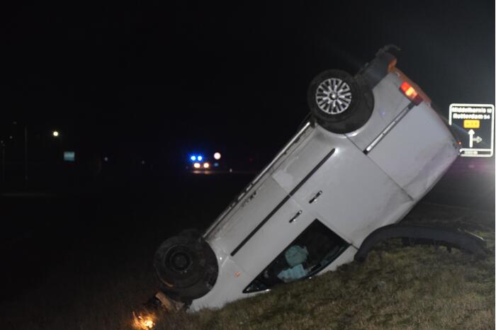 Bestelbus op de kop en auto doormidden