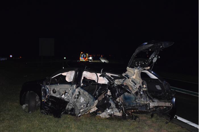Bestelbus op de kop en auto doormidden