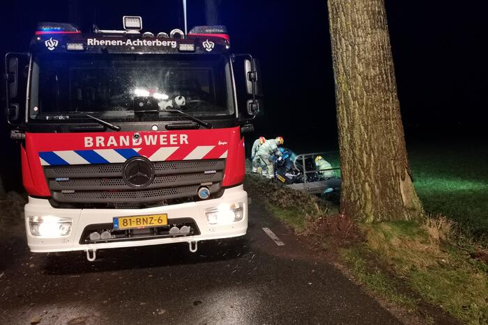Auto raakt van de weg eindigt tegen boom