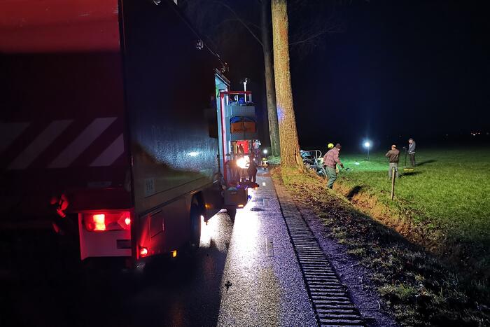 Auto raakt van de weg eindigt tegen boom