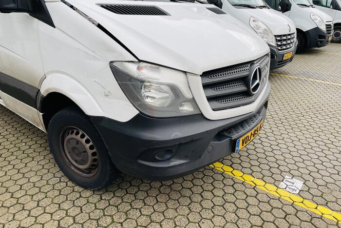 PostNL-bestuurder knalt op aanhanger met Tekstkar en vlucht