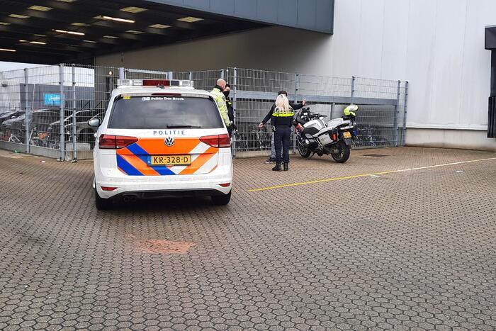 PostNL-bestuurder knalt op aanhanger met Tekstkar en vlucht