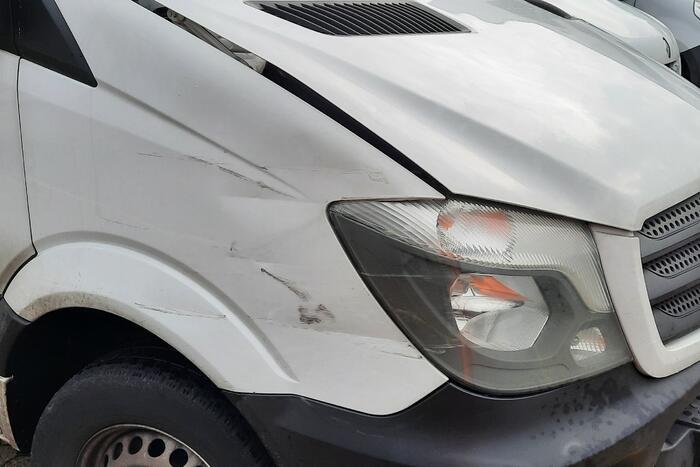 PostNL-bestuurder knalt op aanhanger met Tekstkar en vlucht