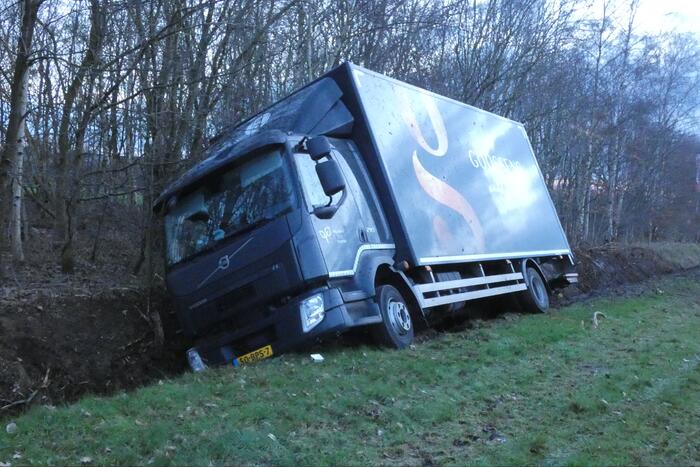 Vrachtwagen rijdt de sloot in