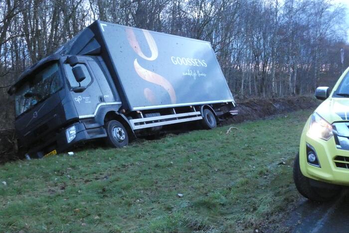 Vrachtwagen rijdt de sloot in