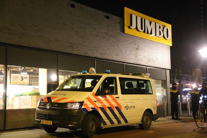 Winkelcentrum afgesloten door forse politiemacht
