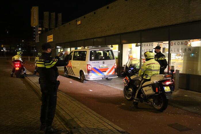 Winkelcentrum afgesloten door forse politiemacht
