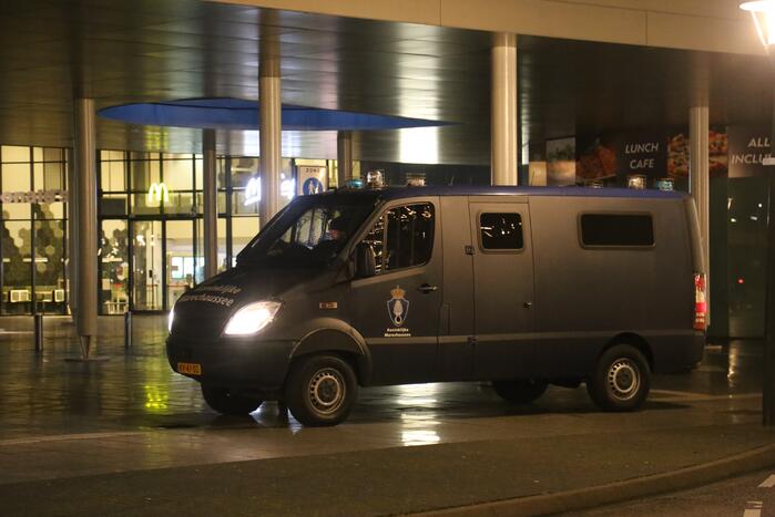 Winkelcentrum afgesloten door forse politiemacht