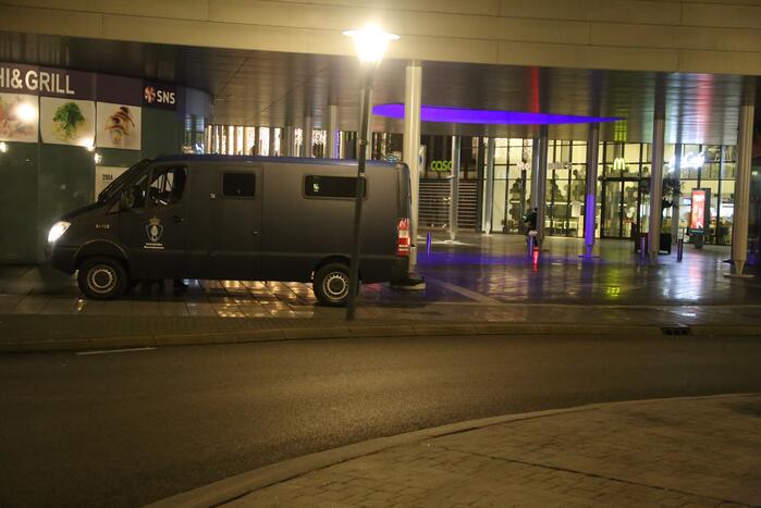 Winkelcentrum afgesloten door forse politiemacht