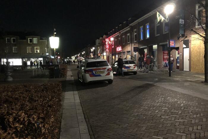 Winkels dichtgetimmerd en beveiligd met voertuigen