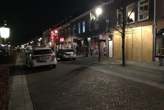 Winkels dichtgetimmerd en beveiligd met voertuigen