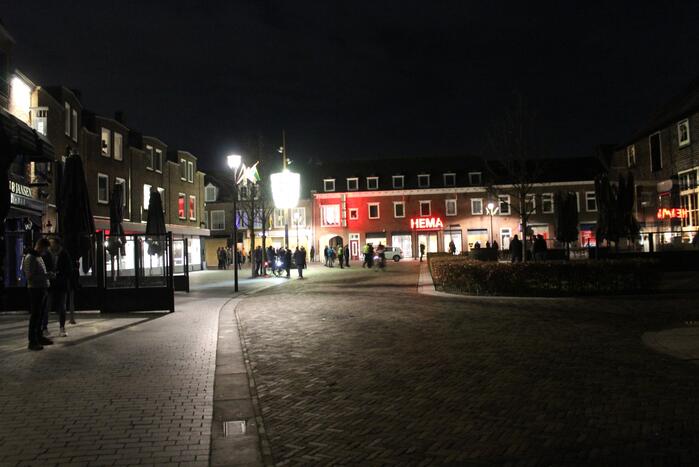 Winkels dichtgetimmerd en beveiligd met voertuigen