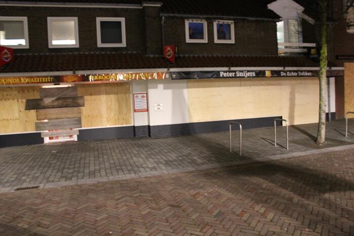 Winkels dichtgetimmerd en beveiligd met voertuigen