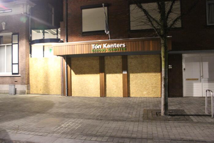 Winkels dichtgetimmerd en beveiligd met voertuigen