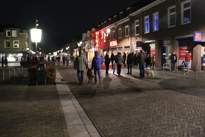 Winkels dichtgetimmerd en beveiligd met voertuigen
