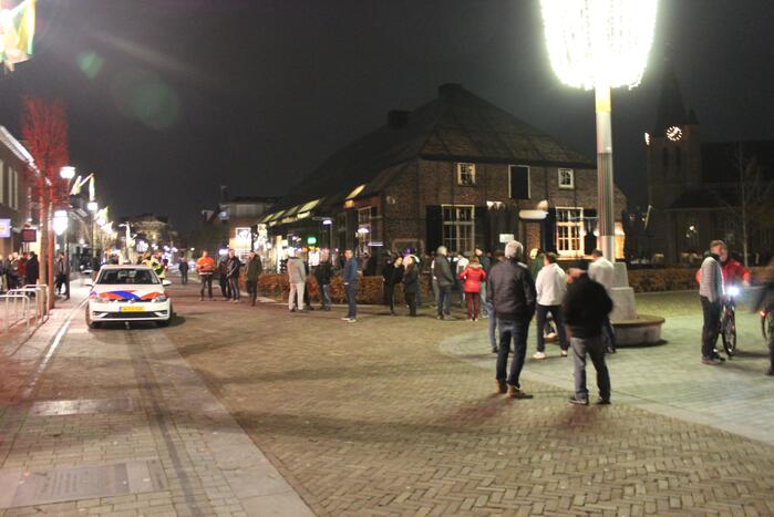 Winkels dichtgetimmerd en beveiligd met voertuigen