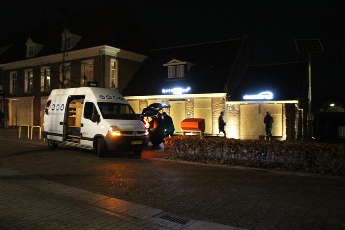 Winkels dichtgetimmerd en beveiligd met voertuigen