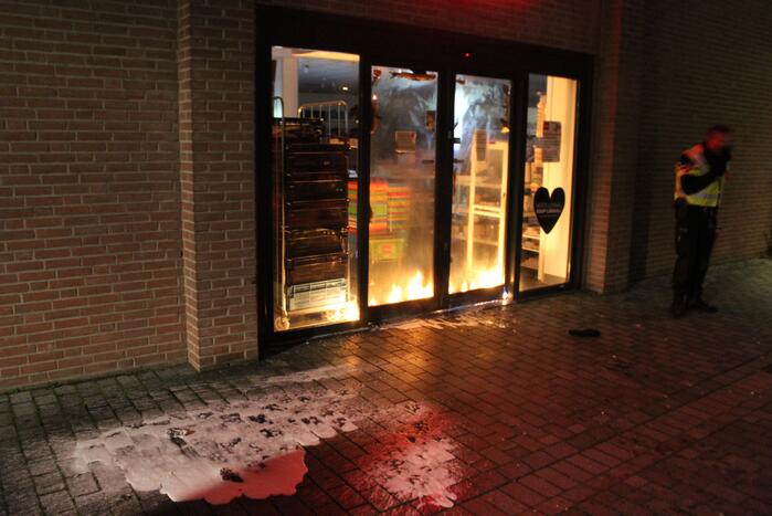 Winkels dichtgetimmerd en beveiligd met voertuigen