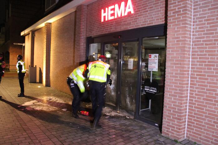 Winkels dichtgetimmerd en beveiligd met voertuigen