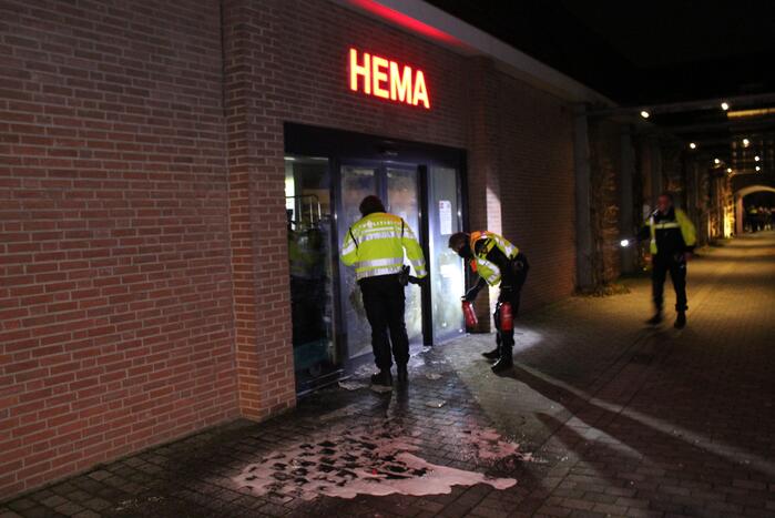 Winkels dichtgetimmerd en beveiligd met voertuigen