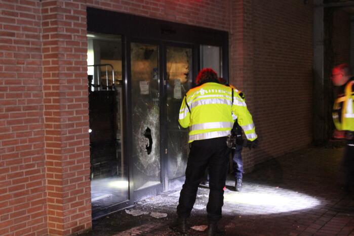 Winkels dichtgetimmerd en beveiligd met voertuigen