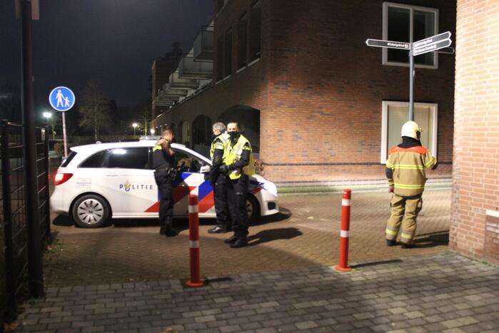 Winkels dichtgetimmerd en beveiligd met voertuigen