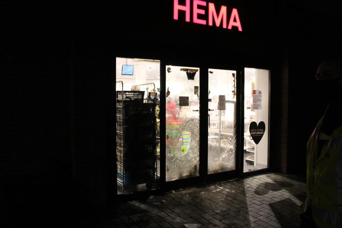 Winkels dichtgetimmerd en beveiligd met voertuigen