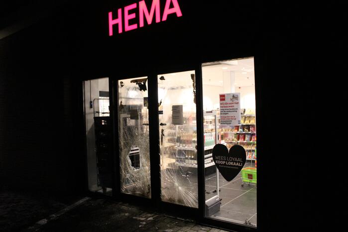 Winkels dichtgetimmerd en beveiligd met voertuigen