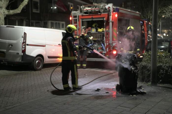 Bewoners blussen kliko brand