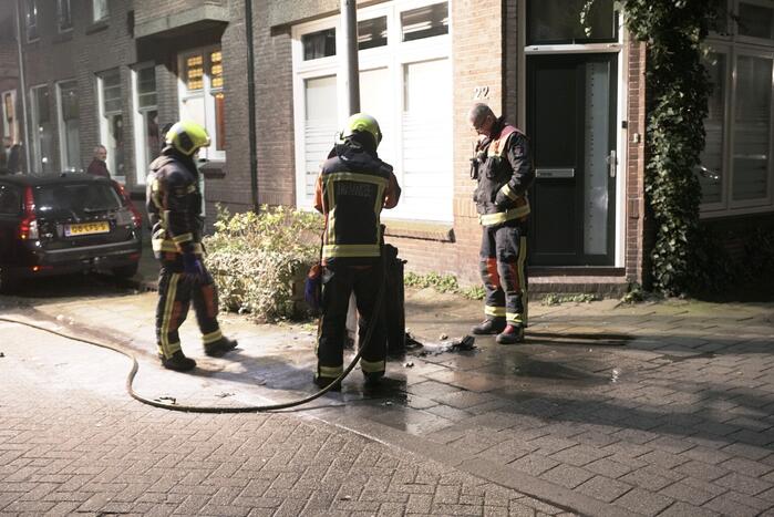 Bewoners blussen kliko brand