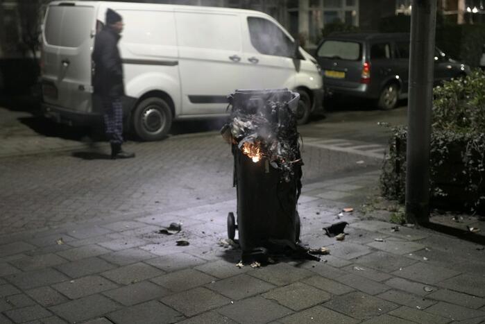 Bewoners blussen kliko brand