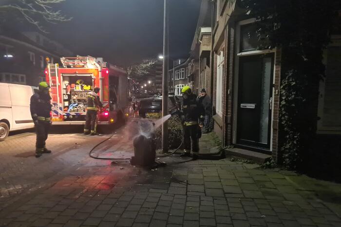 Bewoners blussen kliko brand