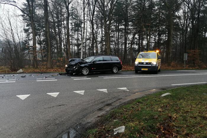 Auto in de kreukels bij verkeersongeval