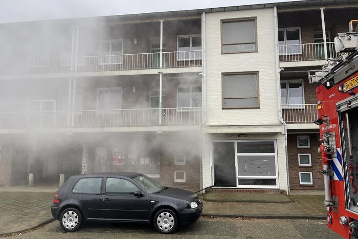 Grote brand in portiekflat