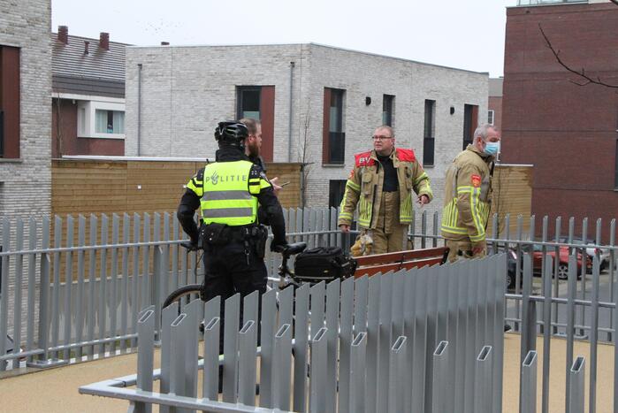 Rechercheurs doen onderzoek in appartement