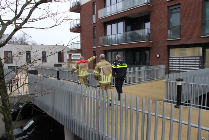 Rechercheurs doen onderzoek in appartement