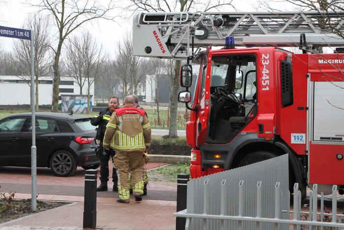 Rechercheurs doen onderzoek in appartement
