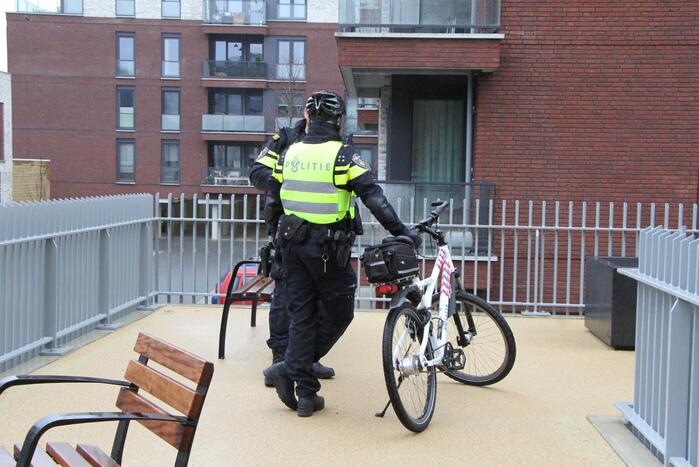 Rechercheurs doen onderzoek in appartement