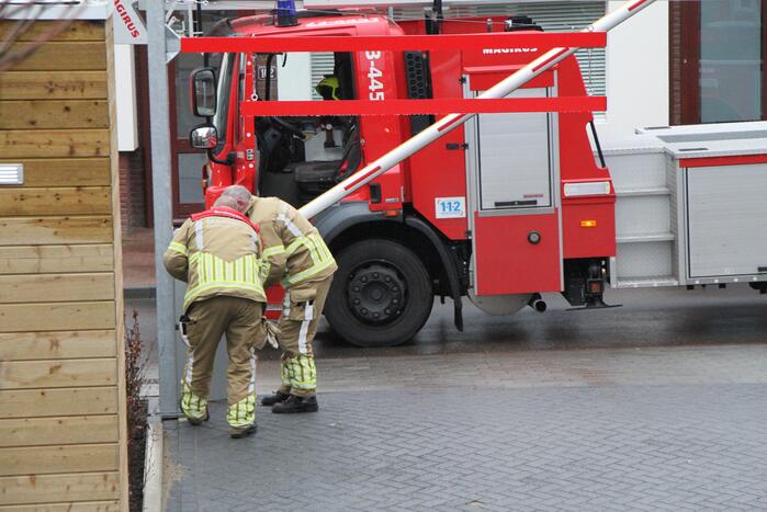Rechercheurs doen onderzoek in appartement