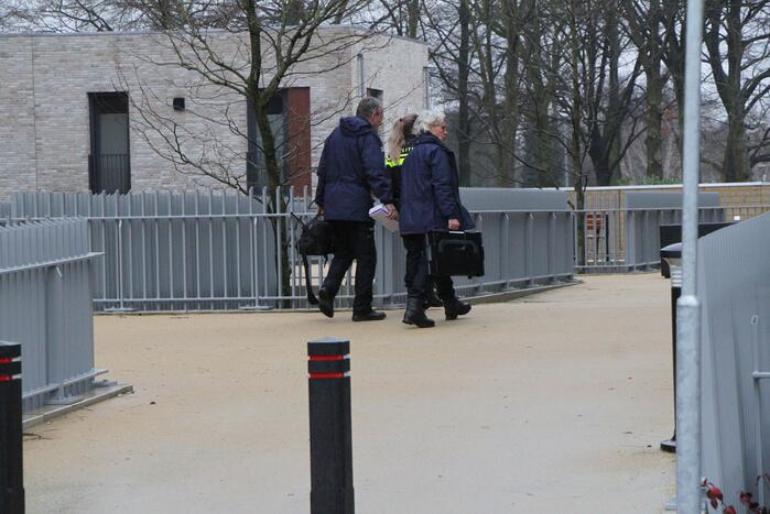 Rechercheurs doen onderzoek in appartement
