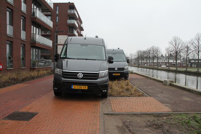 Rechercheurs doen onderzoek in appartement