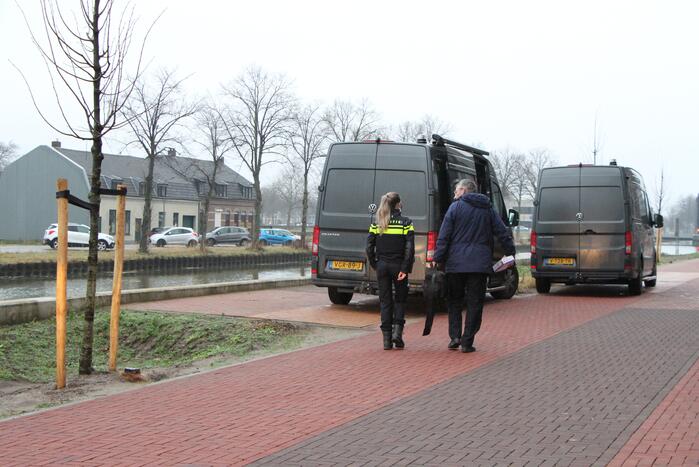 Rechercheurs doen onderzoek in appartement