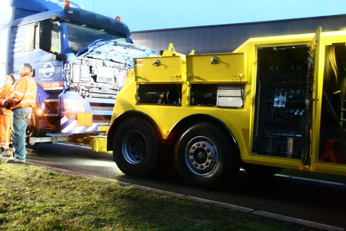 Vrachtwagen lekt brandstof op wegdek