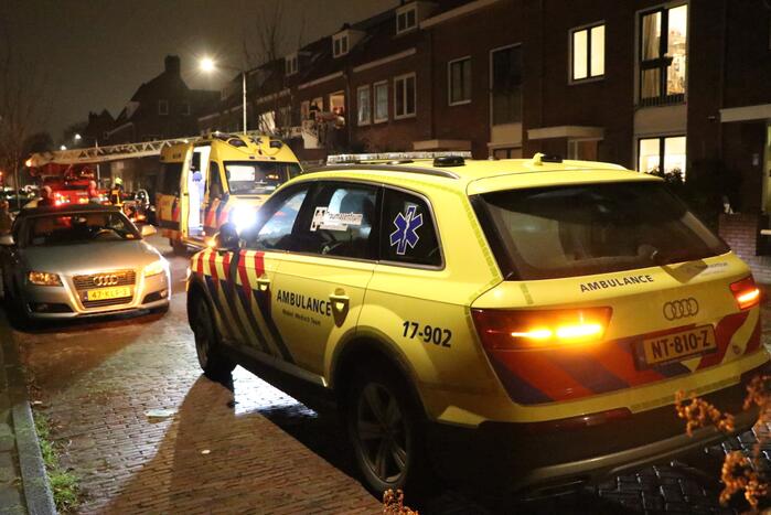 Persoon uit woning gehaald